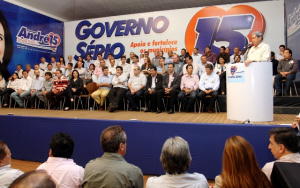 André assume compromisso de ampliar programas para atender 122 mil famílias André assume compromisso de ampliar programas para atender 122 mil famílias