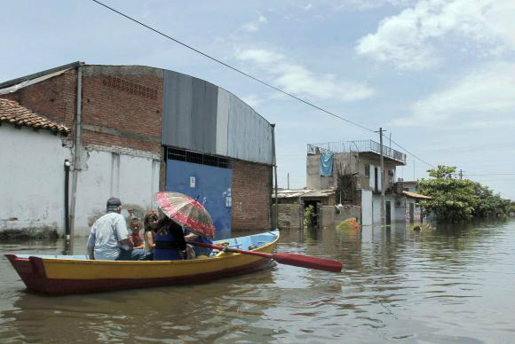 Paraguai registra pior situação de enchente entre os países da América do Sul: são mais de 130 mil desabrigados - EPA/Andres Cristaldo Benitez/Agência Lusa/Direitos Reservados