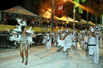 Escolas do Grupo de Acesso são atrações do domingo em Corumbá Marques de Sapucai é uma das escolas a desfilar na Passarela na noite deste domingo em Corumbá