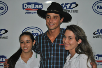 Fael com admiradoras em AmambaiFoto: Moreira Produções