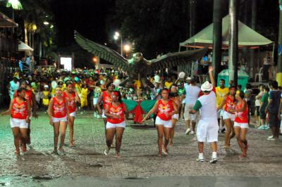 Mesmo com chuva, blocos animam a noite de sábado em Corumbá Cada agremiação tem 35 minutos para se apresentar ao corpo de jurados que avalia melodia, bateria, evolução e harmonia