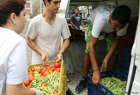 Grupo está livrando comida do lixo para alimentar 1,6 milhão de brasileiros