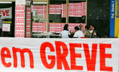 Bancários em greve fazem manifestação no centro de Curitiba Bancários em greve fazem manifestação no centro de Curitiba
