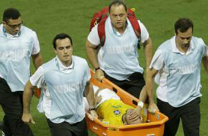 Neymar sai de maca do campo após machucar-se com entrada dura do jogador colombiano Zuñiga (Themba Hadebe/AP ©)