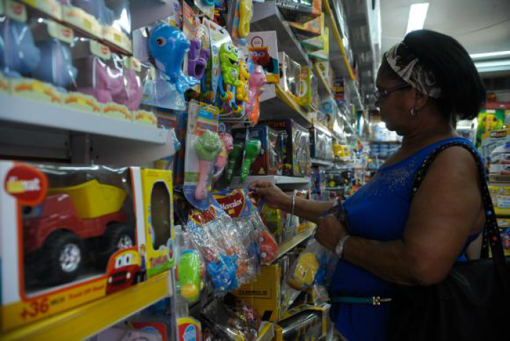 Dinheiro curto leva consumidor a buscar presente mais barato para crianças Dinheiro curto leva consumidor a buscar presente mais barato para crianças