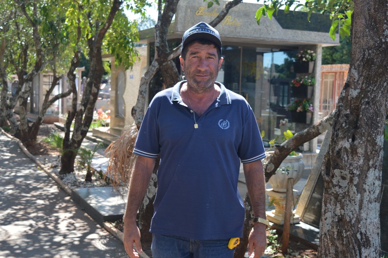 Trabalhando no cemitério, coveiros falam como é trabalhar com a morte Alfredo trabalha há 25 anos no Cemitério Municipal Santo Antônio / Foto: Moreira Produções