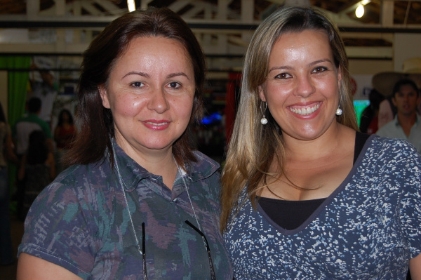 Expobai 2012: Pavilhão comercial da ACIA movimenta o comércio local Gerente da Acia, Vera Antunes (E) e Betiane Padilha (D)