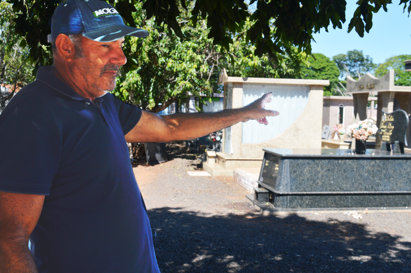 Trabalhando no cemitério, coveiros falam como é trabalhar com a morte Ari trabalha desde 1982 no cemitério / Foto: Moreira Produções