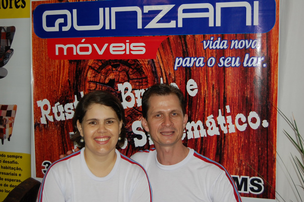 Expobai 2012: Pavilhão comercial da ACIA movimenta o comércio local Fábio e Déborah Quinzani, proprietários da Quinzani Móveis.