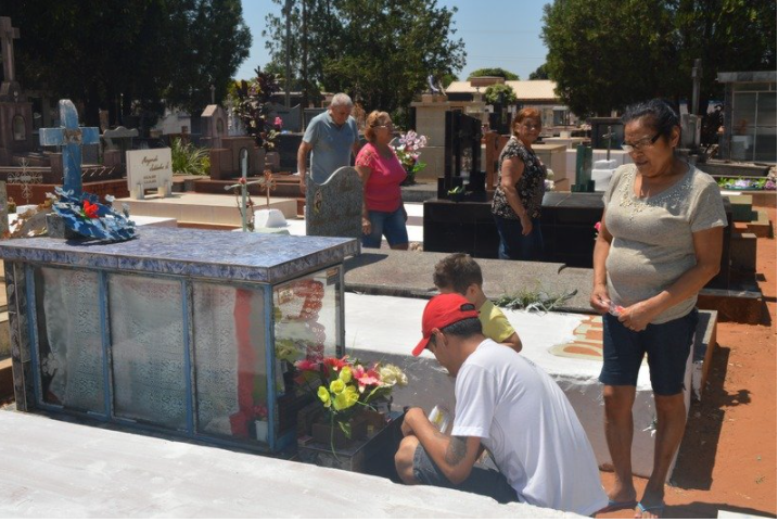 Trabalhando no cemitério, coveiros falam como é trabalhar com a morte Registro feito no dia 2 de novembro de 2019 quando a família de Ailton agradecia ao Menino José / Foto: Moreira Produções