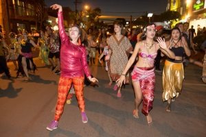 Cosmic Dance contagiou o público com o cortejo de abertura do 18º FIB Luisa Pantl e Isis Higa participaram pela 1ª vez do cortejo.