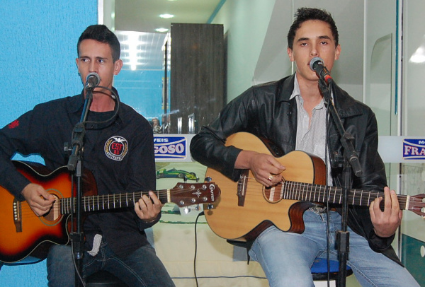 Marllon Lima & Eduardo: Promessa de sucesso no cenário sertanejo A dupla Marllon Lima & Eduardo desponta em Amambai e região com sua música de trabalho