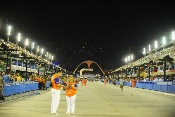 Universo infantil e homenagens marcam primeiro dia no sambódromo do Rio O primeiro dia de desfile no Sambódromo tem escolas tradicionais, como a Unidos de Viradouro e a Estácio de Sá Foto: Divulgação