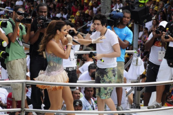 Ivete pergunta a Luan Santana se ele está usando camisinha Ivete Sangalo canta com Luan Santana no circuito Campo Grande (Sandro Honorato/Ag. Fred Pontes/Divulgação)