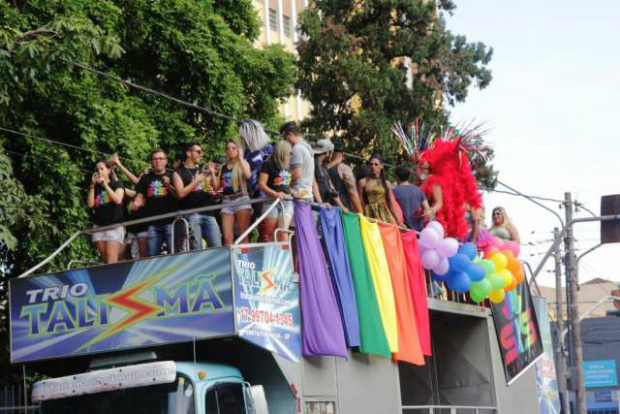 Parada LGBT leva milhares de pessoas ao centro de Campo Grande Foto: Luiz Alberto