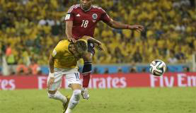 CBF pede à Fifa punição de Zuñiga por lance contra Neymar Zúñiga, camisa 18, atinge NeymarManu Fernandez_AP_Direitos Reservados