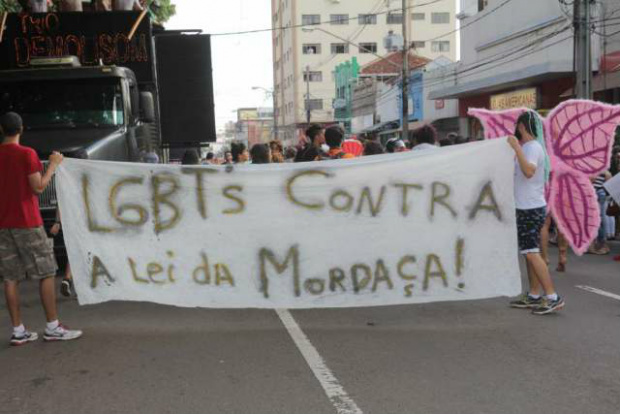 Parada LGBT leva milhares de pessoas ao centro de Campo Grande Faixa de protesto contra a lei municipal da mordaça (Luiz Alberto)
