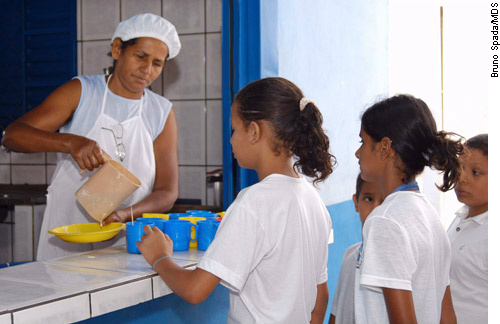 Merenda escolar poderá ser oferecida também nas férias