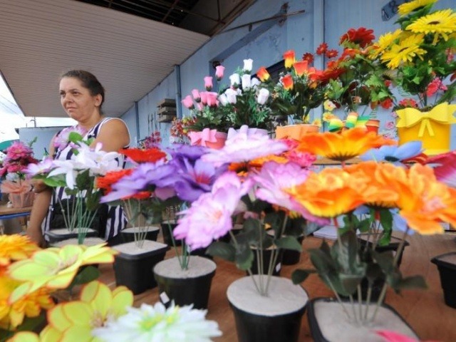 Venda de flores em frente aos cemitérios também é opção no Dia de Finados (Foto: Alcides Neto/Arquivo)