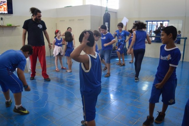 Alunos do 4º ano brincando de criar movimentos em coreografia no dia do índio / Foto: Thaís Pimenta