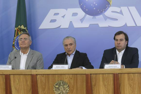 Temer anuncia acordo com Congresso para impedir anistia a caixa 2 Os presidentes da República, Michel Temer, do Senado, Renan Calheiros, e da Câmara, Rodrigo Maia, durante coletiva de imprensa no Palácio do PlanaltoFoto: Divulgação