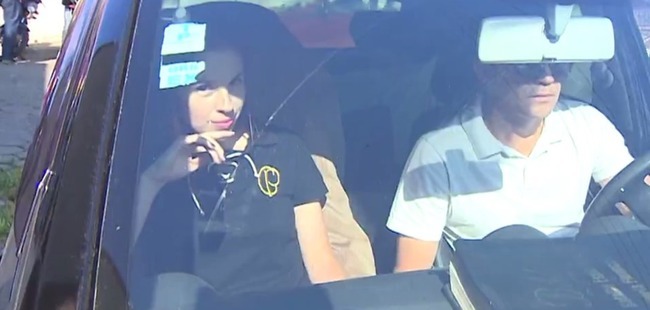 Suzane deixa a prisão em Tremembé em uma das saídas temporárias acompanhada do namorado (Foto: Reprodução/TV Vanguarda)