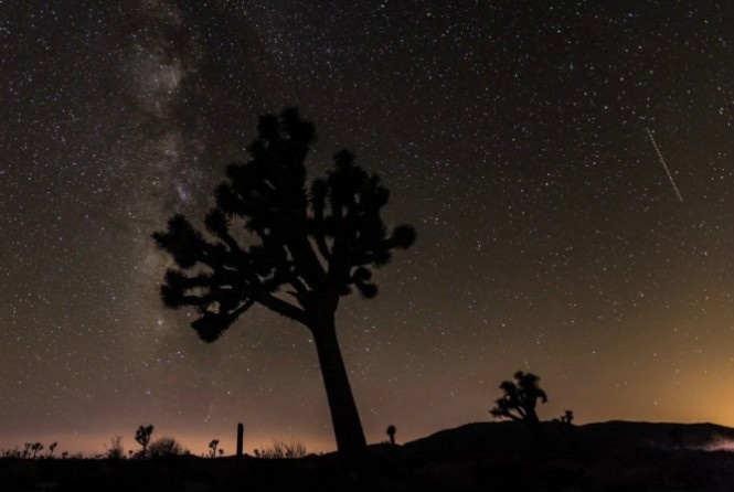 Vídeo em time-lapse mostra chuva de meteoros