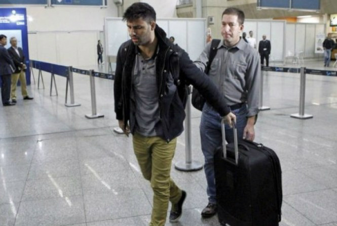 O brasileiro David Miranda, companheiro do jornalista americano Glenn Greenwald, do jornal The Guardian, no aeroporto internacional do Rio de Janeiro ©afp.com / Marcelo Piu