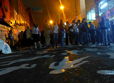 Em longo dia de homenagens, Santa Maria encerra primeiro ciclo de luto Familiares passaram a noite em frente à antiga boate Kiss