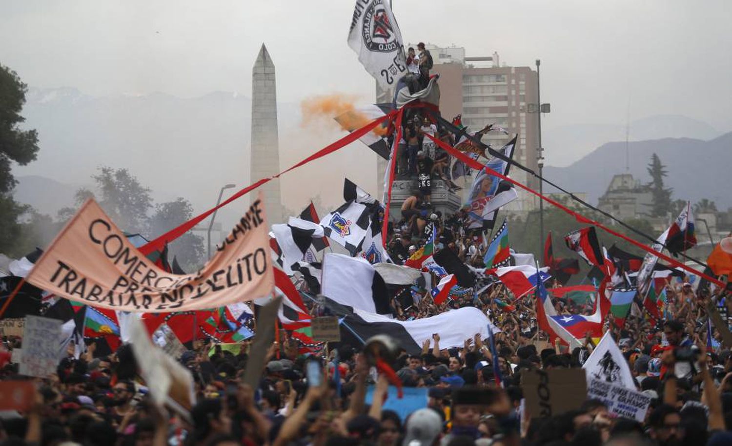Manifestantes num monumento na última sexta-feira, em Santiago / Foto: MARCELO HERNÁNDEZ (GETTY)