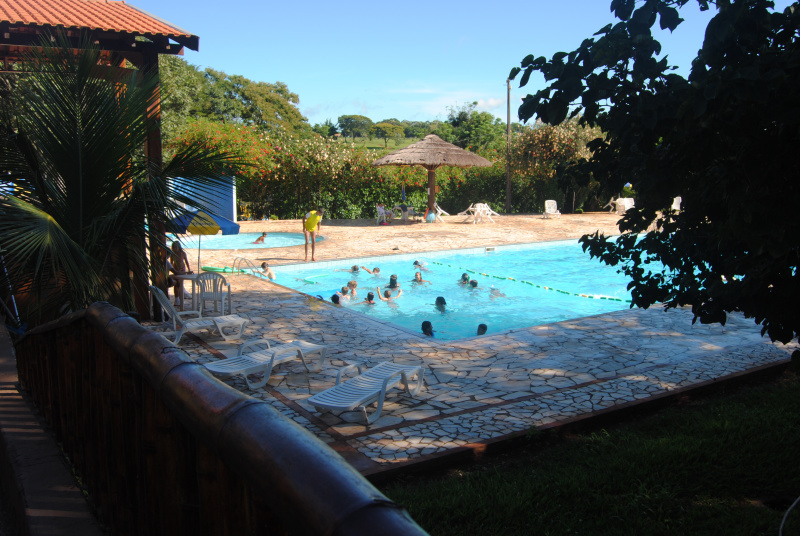 Em casa ou nos clubes, piscinas são alternativas em Amambai para o verão AABB tem funcionamento reservado para associados.