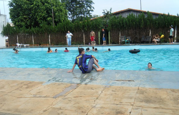 Em casa ou nos clubes, piscinas são alternativas em Amambai para o verão O clube Milionários se encontra fechado para visita do público, mas volta a abrir as postas em pouco tempo.