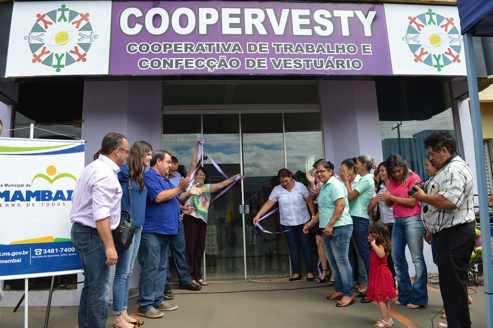 Na manhã da sexta (12), Coopervesty foi reinaugurada em Amambai O grupo é formado por 18 pessoas / Foto: Moreira Produções