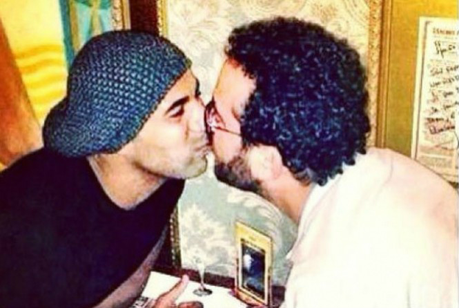 "Selinho" de Emerson Sheik gera polêmica nas redes sociais Atleta corintiano beija os lábios de um amigo em restaurante