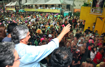 Delcídio participa do carnaval de Corumbá Delcídio se empolgou com a alegria dos foliões em Corumbá.