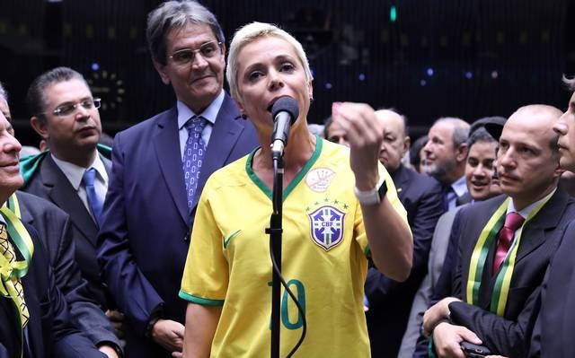 Cristiane Brasil (PTB-RJ) votou a favor do golpe de 2016 usando camisa da Seleção Brasileira / Antônio Augusto/Agência Câmara