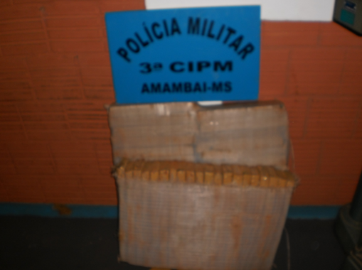 A droga foi encontrada abandonada em um matagal.