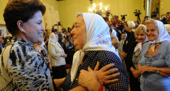 Países do Cone Sul investigam e punem crimes cometidos pelas ditaduras. Só falta o Brasil Dilma se encontra com as mães e avós da Praça de Mayo (Foto: Presidência Argentina)