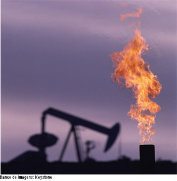Crise na Líbia faz preço do petróleo bater novo recorde