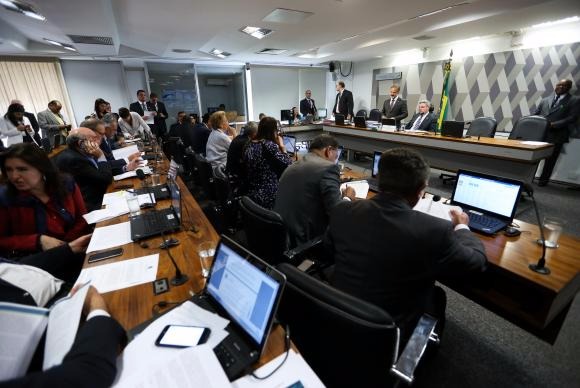 Sessão da Comissão de Constituição e Justiça do Senado para discutir o relatório do senador Lindbergh Farias que trata da realização de eleições diretas / Foto: Divulgação