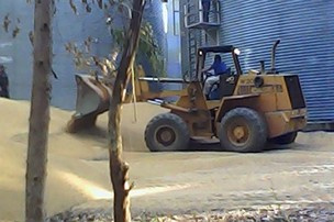 Morre rapaz soterrado em silo com 1,2 mil toneladas de soja em MS