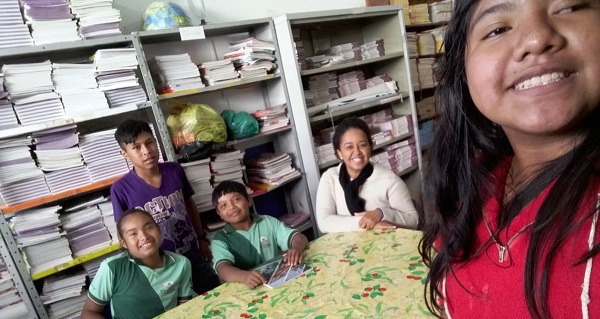 Estudantes do 6° ano do ensino fundamental desenvolveram dicionário indígena com ajuda de professora (Foto: Divulgação)