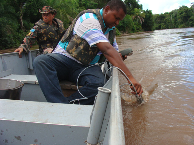 PMA coleta água para análises da origem de uma mancha negra no rio Aquidauana