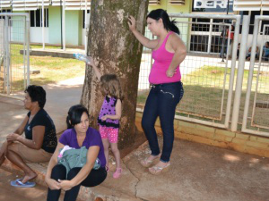 Depois de madrugada de pânico, passageiros esperam em frente a Delegacia para voltar para casa. (Fotos: Marlon Ganassin)