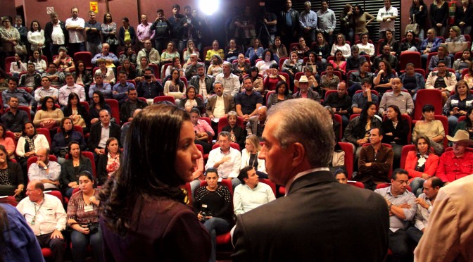 Governo de MS já entregou cobertores a 54 municípios Madrinha da campanha, Fátima Azambuja, e o governador na cerimônia de entrega dos cobertores e agasalhos.
