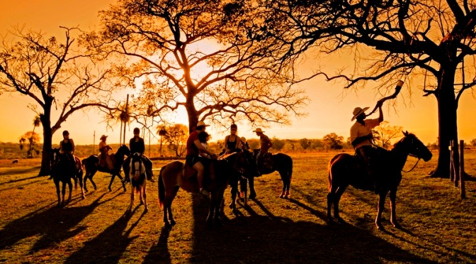 Cavalgada com direito ao por do sol no Pantanal de Mato Grosso do Sul / Foto: Bolivar Porto