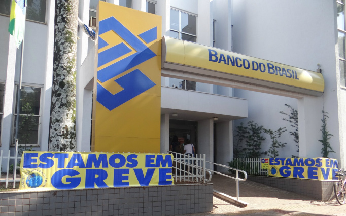 Bancários de Amambai continuam em greve Bancários de Amambai continuam em greve