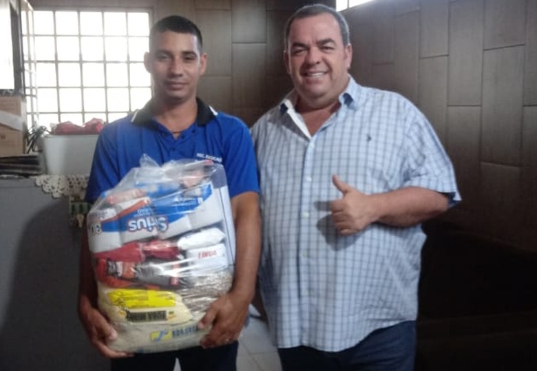 Junior Rodrigues Marques recebendo a cesta básica sorteada / Foto: Divulgação