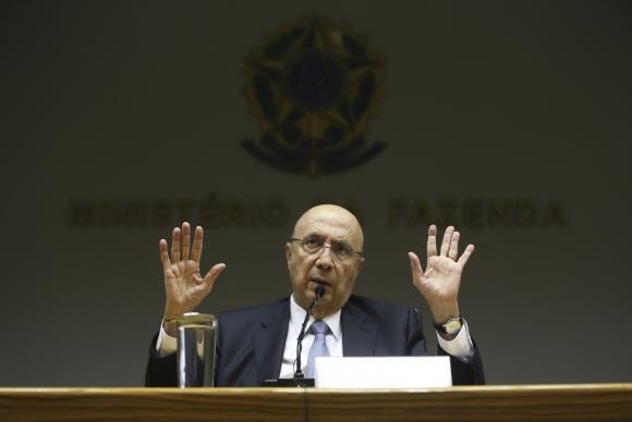 Meirelles: rebaixamento não pode se transformar em “grande evento político” Ministro da Fazenda, Henrique Meirelles, durante coletiva sobre o rebaixamento da nota do Brasil pela agência Standard & Poor’s Fabio Rodrigues Pozzebom/Agência Brasil