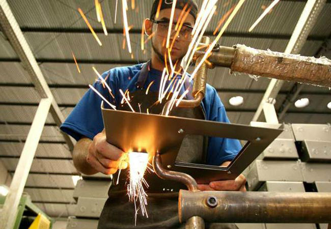 Indústria brasileira sinaliza menor investimento em 2014 Em 2013, 79,7% das empresas investiram, abaixo do pico de 89,6% em 2010